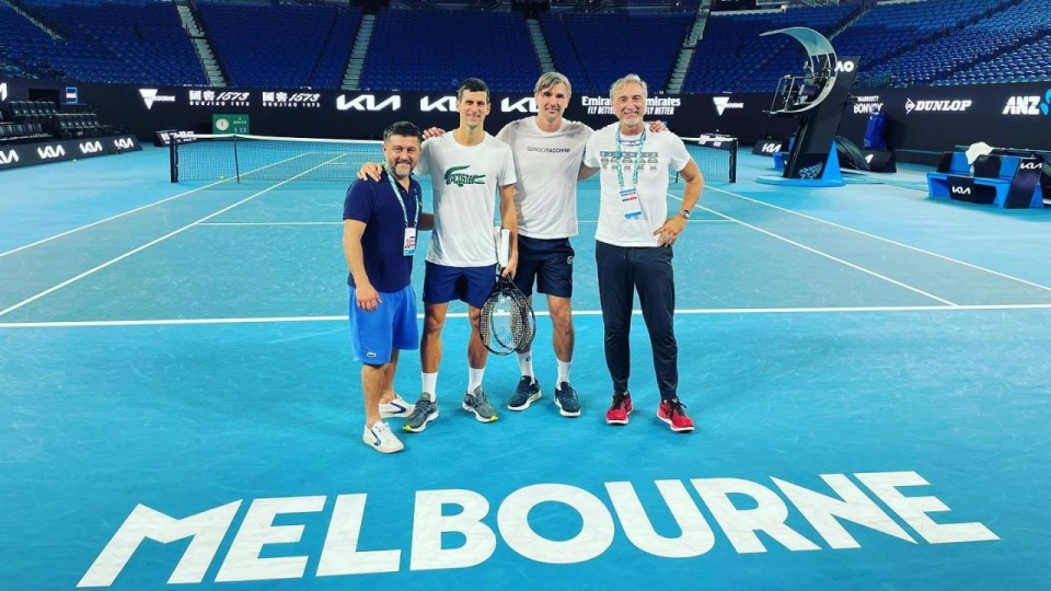 34-letni Novak Djoković, dziewięciokrotny mistrz Australian Open przyleciał na turniej w Melbourne niezaszczepiony przeciw COVID-19. W związku z tym organy rządowe anulowały jego wizę. https://www.facebook.com/djokovicofficial