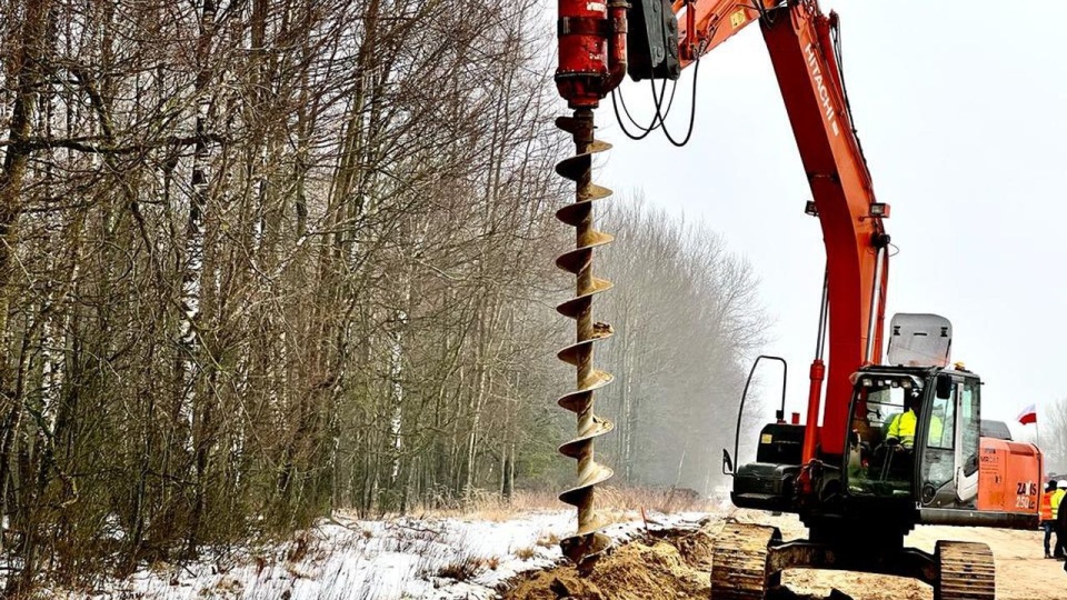 Prace przy budowie zapory na granicy polsko-białoruskiej rozpoczęły się kilka godzin po przekazaniu terenu wykonawcom. źródło: https://twitter.com/Straz_Graniczna
