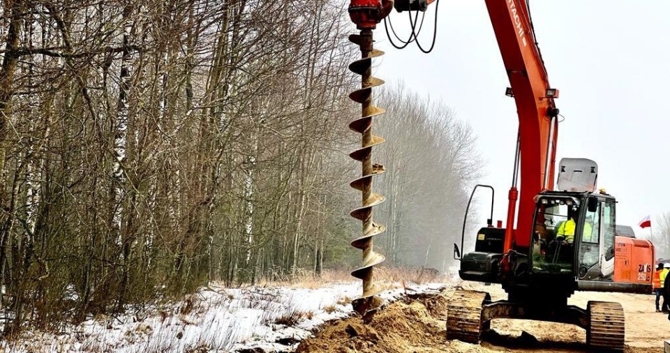 Trwa budowy zapory na granicy z Białorusią, próby forsowania wciąż trwają [WIDEO]