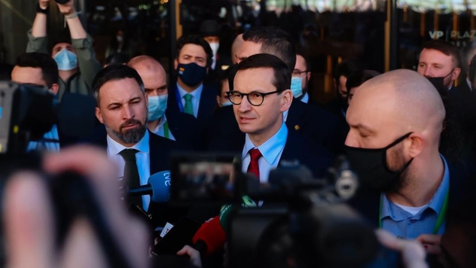 Do Madrytu przybyli między innymi premier Mateusz Morawiecki, szef węgierskiego rządu Viktor Orban oraz liderka francuskiego Zjednoczenia Narodowego Marine Le Pen. źródło: https://www.facebook.com/kancelaria.premiera