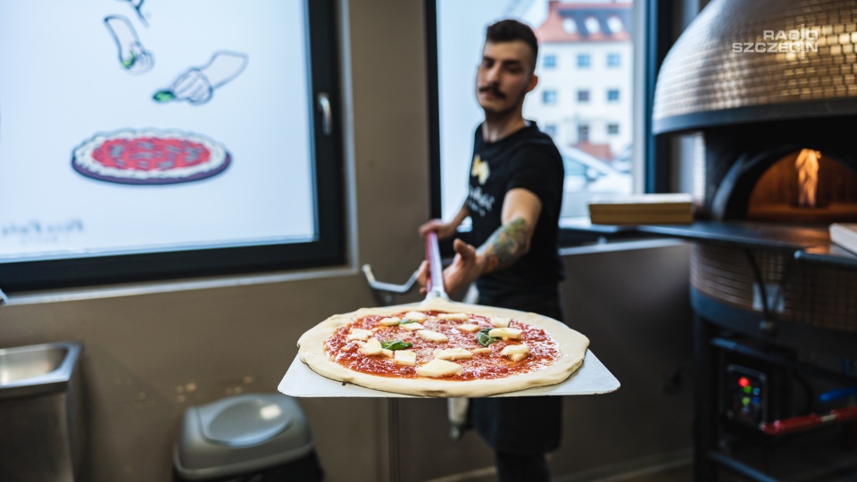 Reporterka Radia Szczecin odwiedziła jedną ze szczecińskich restauracji, Pizzę Pasta i Basta, aby zobaczyć jak prawdziwa włoska pizza neapolitańska jest robiona. Fot. Mateusz Papke [Radio Szczecin]
