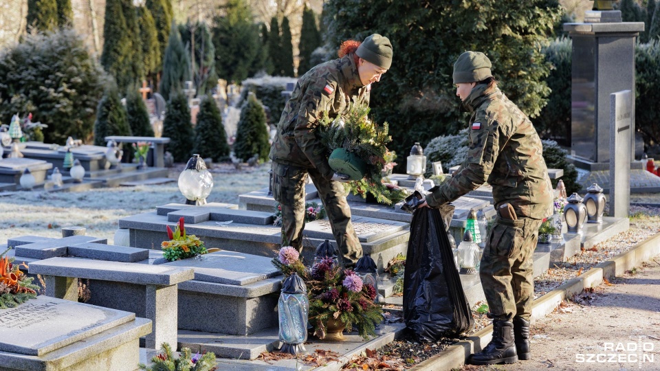 Zachodniopomorscy terytorialsi porządkują groby żołnierzy Armii Krajowej na Cmentarzu Centralnym. Fot. Robert Stachnik [Radio Szczecin]