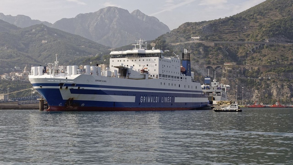 Prom pasażerski włoskich linii Grimaldi płynął z Igumenista w Grecji do Brindisi. https://de.wikipedia.org/wiki/Euroferry_Olympia/Ra Boe - domena publiczna