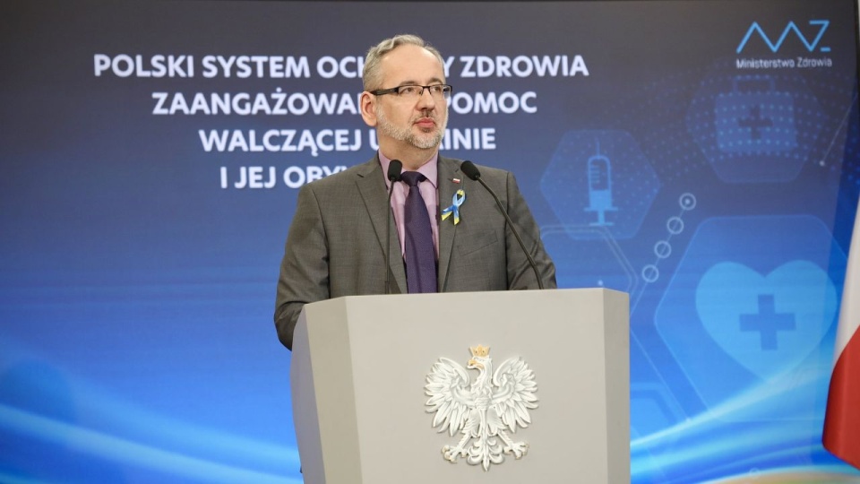 Minister Adam Niedzielski mówił podczas konferencji prasowej o pomocy medycznej, jaką Polska niesie uchodźcom z Ukrainy. źródło: https://twitter.com/MZ_GOV_PL