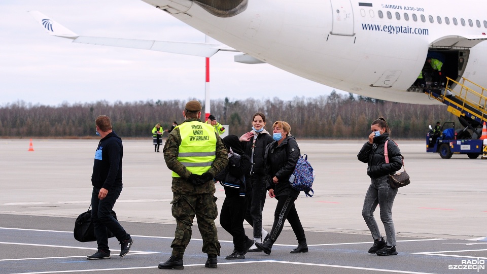 Prawie 600 Ukraińców przyleciało dwoma samolotami z egipskich kurortów Hurgada i Szarm el-Szejk na lotnisko w Goleniowie. Fot. Marcin Kokolus [Radio Szczecin]