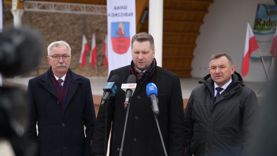 Minister Czarnek poinformował także, że wraz ze spółkami skarbu państwa w przyszłym tygodniu zostanie przedstawiona samorządom, dyrektorom szkół, propozycja dotyczące dodatkowych powierzchni i oddziałów przygotowawczych w całej Polsce. źródło: https://twitter.com/czarnekp