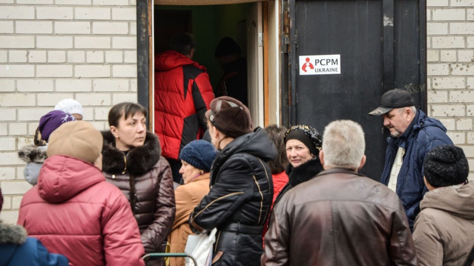 Aleksandra Mizerska z PCPM powiedziała, że wszyscy ewakuowani cywile zostali przewiezieni na zachód kraju, a część jest już w Polsce. źródło: https://pcpm.org.pl/fundacja-pcpm-rusza-z-pomoca-ukrainie.html