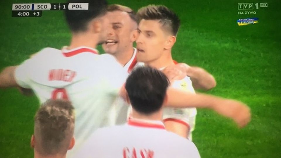 W doliczonym czasie gry Krzysztof Piątek strzałem z "jedenastki" - wyrównał. źródło: screen TVP SA