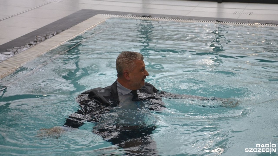 Jako pierwszy do nowego basenu wskoczył Jacek Pawłowicz, wiceprezes Uzdrowiska Połczyn. Fot. Przemysław Polanin [Radio Szczecin]