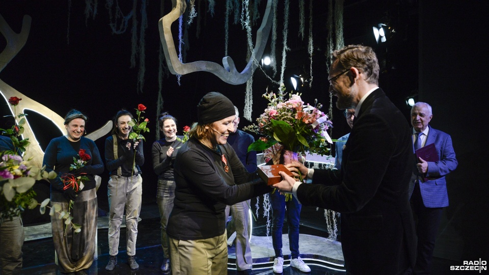 Danuta Kamińska odebrała medal tuż po premierze spektaklu "Motyla noga!" w Teatrze Lelek Pleciuga. Fot. Kamila Kozioł [Radio Szczecin]