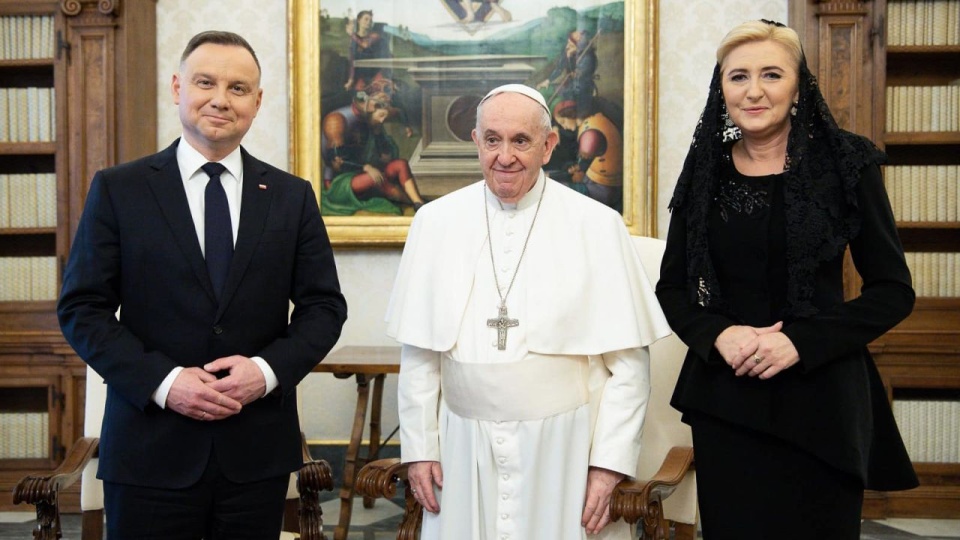 Podczas wizyty w Watykanie Andrzej Duda przekazał papieżowi zaproszenie do złożenia wizyty w Polsce. źródło: https://www.facebook.com/search/top?q=kancelaria%20prezydenta