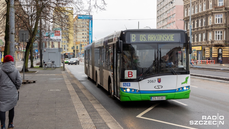Z kolei linia B, którą przedłużono do Os. Bukowego - jako rekompensatę za brak A, jest wiecznie zatłoczona. Fot. Robert Stachnik [Radio Szczecin]