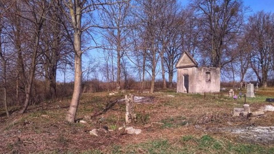 Wcześniej Ukraińcy uporządkowali cmentarz w Przebrażu. źródło: http://www.studiowschod.pl/ukraincy-uporzadkowali-polskie-cmentarze-na-wolyniu/
