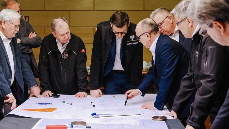 W wyniku wybuchu w kopalni Pniówek w Pawłowicach zginęło pięć osób: 4 górników i jeden ratownik, a 7 osób pozostaje uwięzionych pod ziemią. źrodło: https://www.facebook.com/kancelaria.premiera