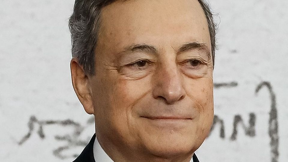 Premier Draghi 10 maja w Waszyngtonie będzie rozmawiał o sytuacji na Ukrainie i konflikcie z Rosją z prezydentem Stanów Zjednoczonych, Joe Bidenem. źródło: https://pl.wikipedia.org/wiki/Mario_Draghi