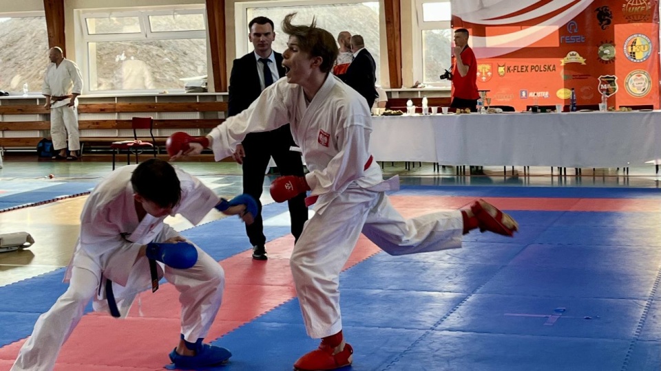 Finałowa walka konkurencji kumite kadetów pomiędzy Maciejem Waryńskim (z prawej) i Jakubem Piotrowskim (z lewej) - obaj Bushikan. Fot. Klub Karate Bushikan