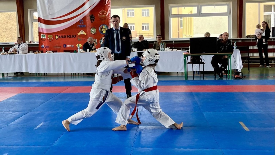 Finałowa walka w kumite dziewcząt 8 lat i młodsze - Maja Łukawska (z lewej) vs. Jagoda Urbańska (z prawej) - obie Bushikan. Fot. Klub Karate Bushikan
