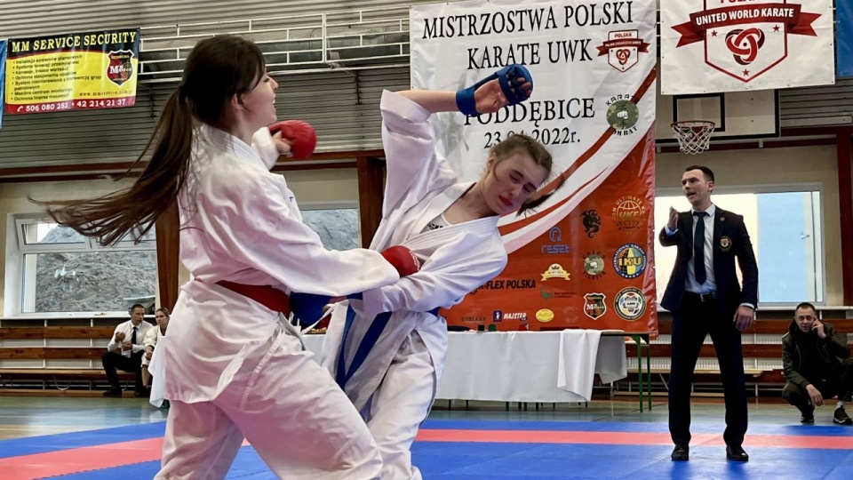 Natalia Leśniak (z lewej) w wygranej walce drużynowej z zawodniczką Łódzkiego Klubu Karate Shotokan. Fot. Klub Karate Bushikan
