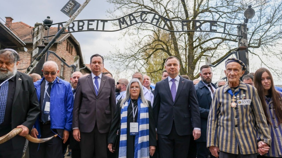 Sygnałem do rozpoczęcia Marszu Żywych spod bramy z napisem "Arbeit macht frei" jest dźwięk szofaru - baraniego rogu w żydowskiej tradycji wzywającego do pokuty. źródło: https://twitter.com/prezydentpl/Jakub Szymczuk
