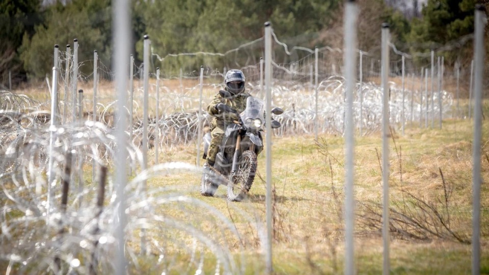 Za pośrednictwo w nielegalnym przekroczeniu granicy zatrzymano trzy osoby - obywateli Uzbekistanu, Mołdawii i Ukrainy. źródło: Byli to obywatele między innymi Turcji, Jemenu i Syrii.