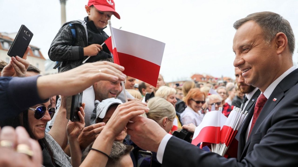 Dzień Flagi RP oraz Dzień Polonii i Polaków za Granicą to święta państwowe ustanowione odpowiednio w 2004 i 2002 roku. https://twitter.com/prezydentpl