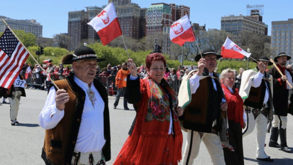 Trzeciomajowe parady w Chicago, w samym centrum miasta wśród drapaczy chmur odbywają się zawsze w pierwszą sobotę maja. źródło: https://polishparade.org/