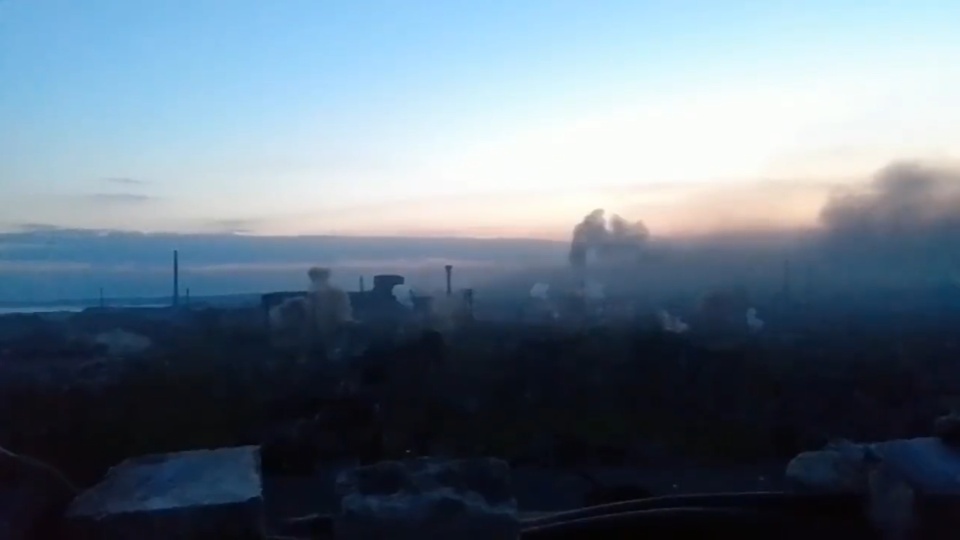 Bombardowanie dokonane przez Rosjan w zakładach Azowstal. Fot. twitter.com/nexta_tv