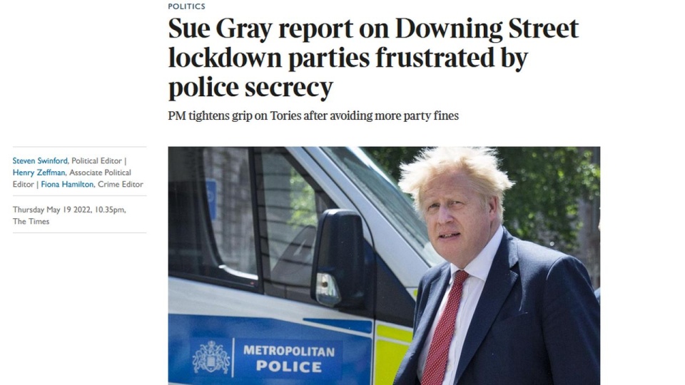 Premier Boris Johnson uniknął kolejnej kary, po tym jak miesiąc temu musiał zapłacić za złamanie prawa podczas swego przyjęcia urodzinowego. źródło: https://www.thetimes.co.uk