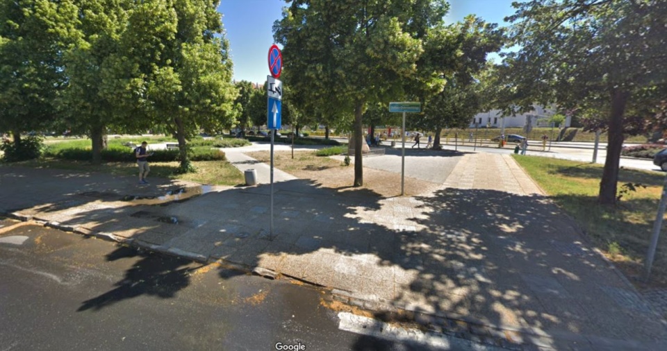 Skwer imienia Doliwy-Dobrowolskiego usytuowany jest u zbiegu ulicy Sikorskiego i alei Bohaterów Warszawy nieopodal budynków ZUT-u. Fot. www.google.com/maps