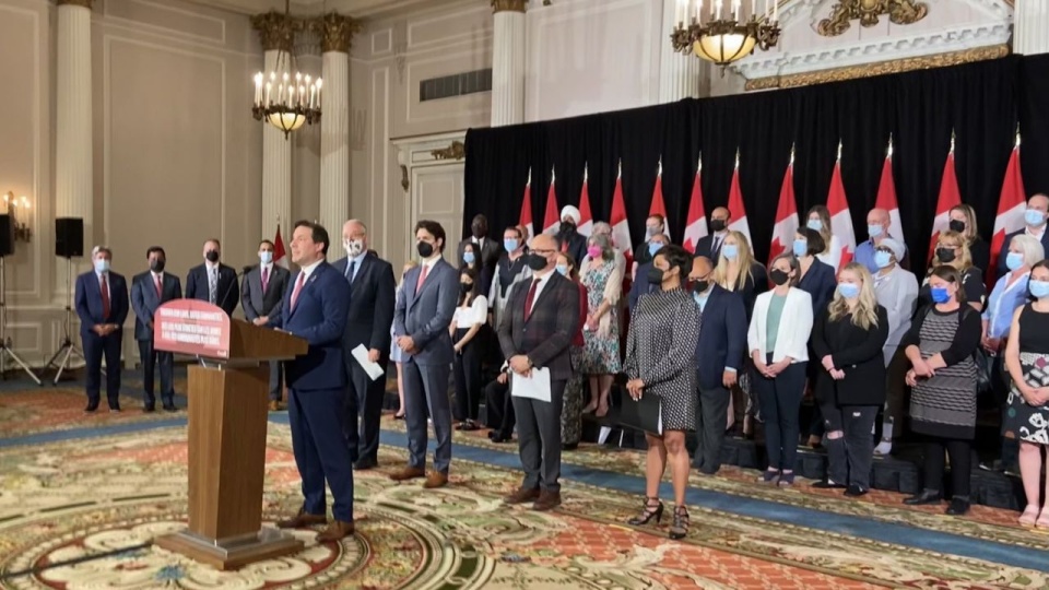 Justin Trudeau poinformował, że rząd zamierza zamrozić obrót bronią. źródło: https://twitter.com/JustinTrudeau