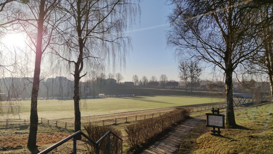 Przy ul. Szczecineckiej powstanie nowoczesny kompleks rekreacyjno-sportowy z nowym budynkiem klubowym. źródło: https://polczyn-zdroj.pl/news/stadion-od-nowa-na-czekalismy