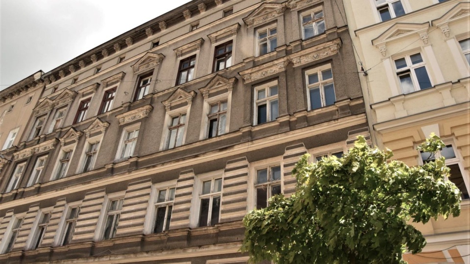 Po zakończeniu prac budynek przy ul. Ks. Bogusława 49 zostanie efektownie podświetlony. Teraz w kamienicy z 1910 roku jest 11 mieszkań i 1 lokal usługowy. Fot. Szczecińskie TBS