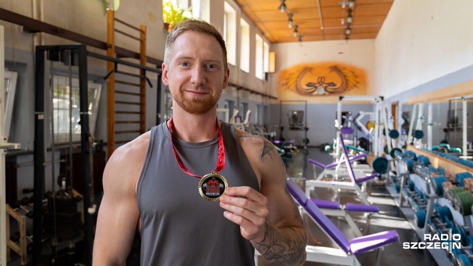 Stanisław Januszewski zdobył w Los Angeles złoty medal Mistrzostw Świata w Strict Curl. Fot. Robert Stachnik [Radio Szczecin]