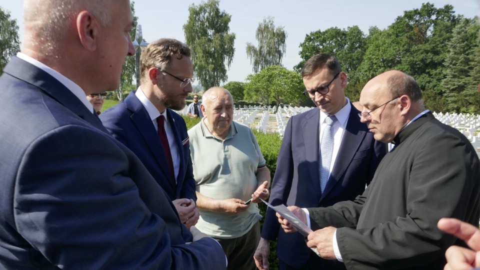 Wcześniej zaproszeni goście, wśród nich premier Mateusz Morawiecki, złożyli kwiaty na cmentarzu wojskowym w Siekierkach. Fot. Maciej Papke [Radio Szczecin]