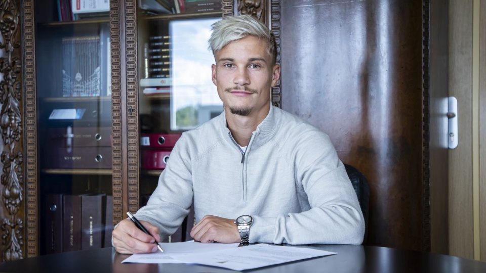 Nowym piłkarzem szczecińskiego klubu został Pontus Almqvist. źródło: https://pogonszczecin.pl/newsy/20220705114554