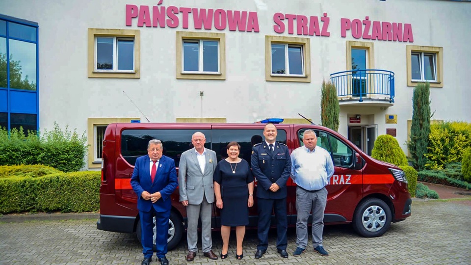 Specjalny samochód kwatermistrzowski zaprezentowano na terenie Komendy Powiatowej Straży. źródło: https://www.facebook.com/WojtGminyDobra