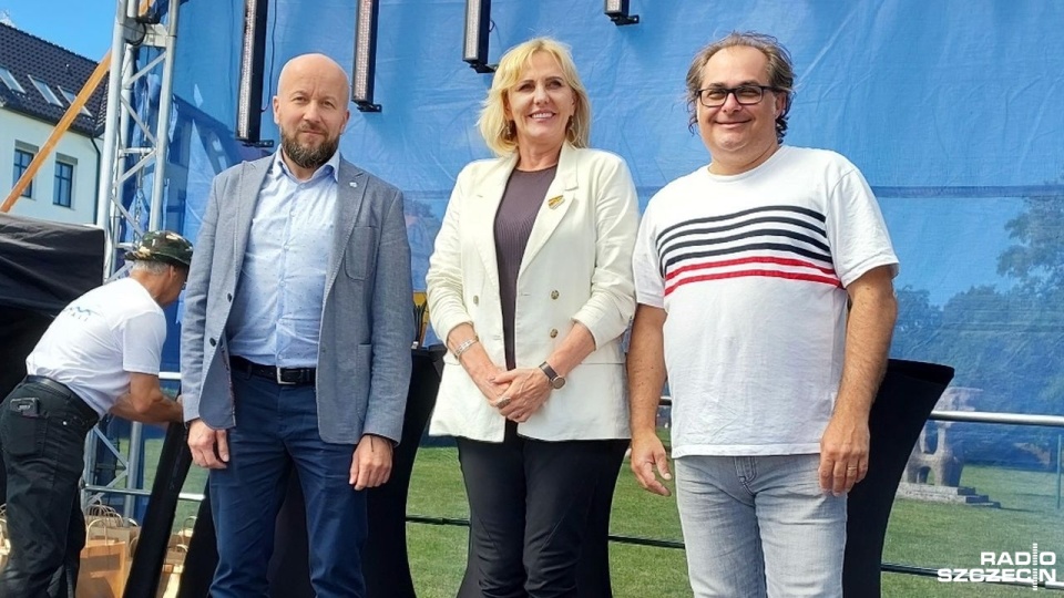 Marek Gróbarczyk (na zdj. pierwszy po prawej) podczas weekendowej wizyty w wolińskiej marinie. Fot. Joanna Maraszek [Radio Szczecin]