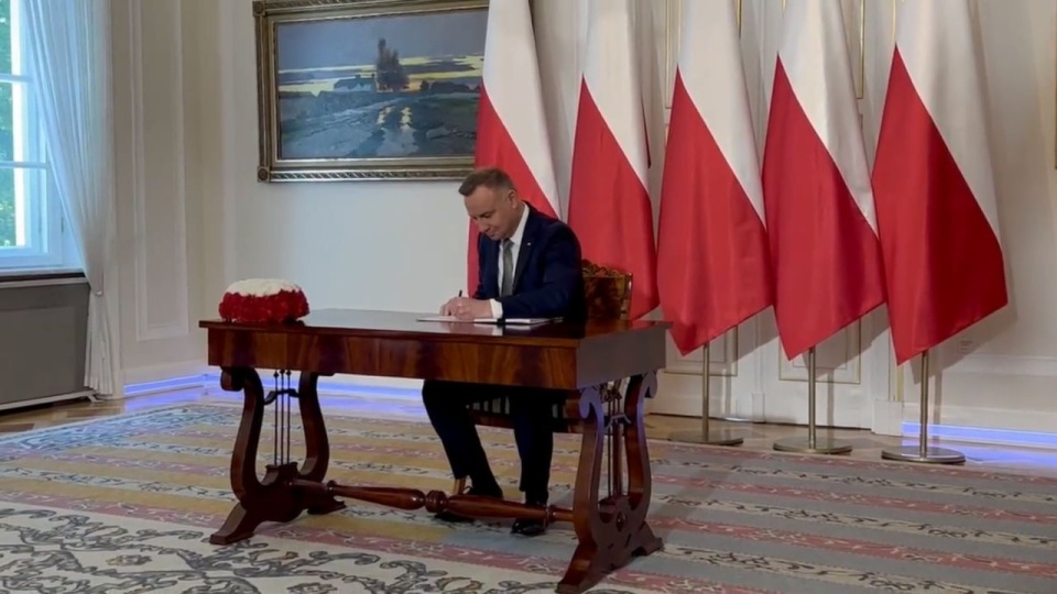 Andrzej Duda podkreślił, że dzięki ustawie obowiązywanie tarczy antyinflacyjnej zostanie przedłużone do końca października. źródło: https://twitter.com/prezydentpl