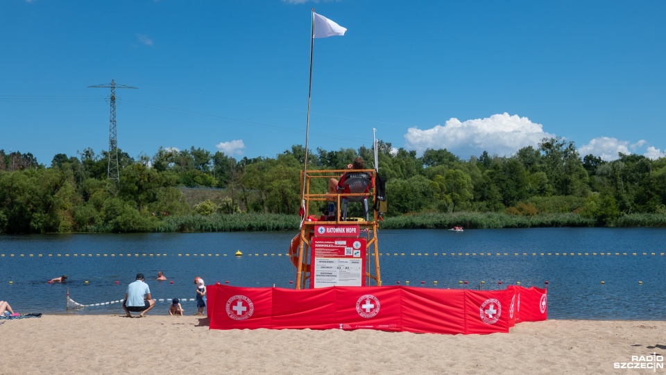 RCB apeluje przede wszystkim o niewypływanie dmuchanymi materacami na środek akwenów, niewchodzenie do wody w nieznanych i nie wyznaczonych do tego miejscach i stosowanie się do zaleceń ratowników. Fot. Maciej Papke [Radio Szczecin]