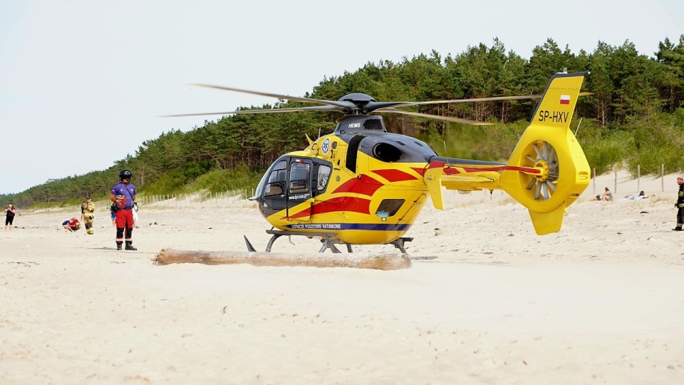 Mężczyzna został przetransportowany helikopterem do szpitala przy ul. Unii Lubelskiej w Szczecinie. Fot. kamienskie.info