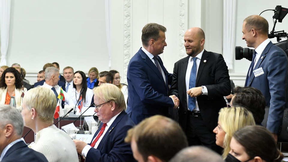 Wicepremier, szef polskiego MON powiedział w Kopenhadze, że Polska - wraz z partnerami - pomaga Ukrainie, bo chce graniczyć z niepodległym państwem, a nie z Rosją. źródło: https://twitter.com/MON_GOV_PL