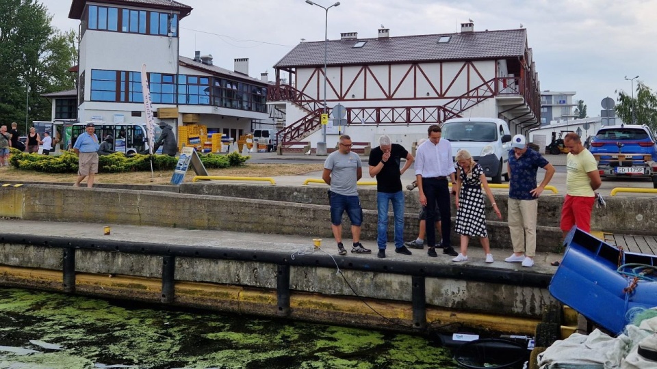 źródło: https://zpmkolobrzeg.pl/kolejny-morski-kosz-wylowi-odpady-z-portu-w-kolobrzegu/