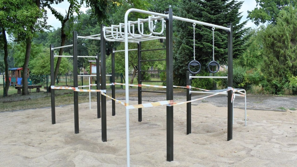 Siłownia na świeżym powietrzu, do tego trampoliny i boisko do koszykówki - to wszystko powstaje przy Szkole Podstawowej nr 8 w Stargardzie. źródło: https://stargard.eu/aktualnosci/sport-i-zabawa-przy-osemce/