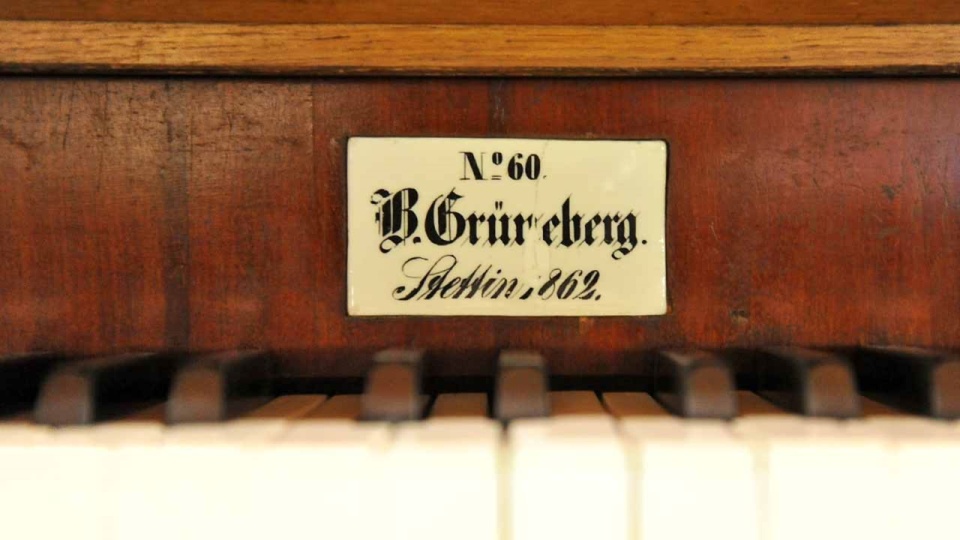 Tabliczka rejestrowa organów Barnima Grüneberga z 1862 roku w kościele pw. św. Ducha w Szczecinie Zdrojach. Fot. Jarosław Dalecki