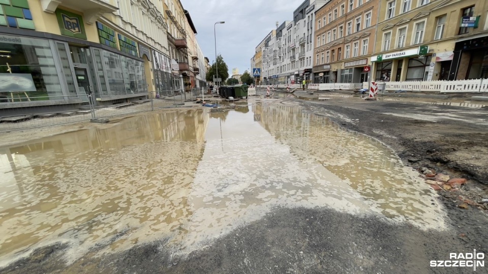Awaria sieci wodociągowej w al. Wojska Polskiego w Szczecinie. Fot. Robert Stachnik [Radio Szczecin]