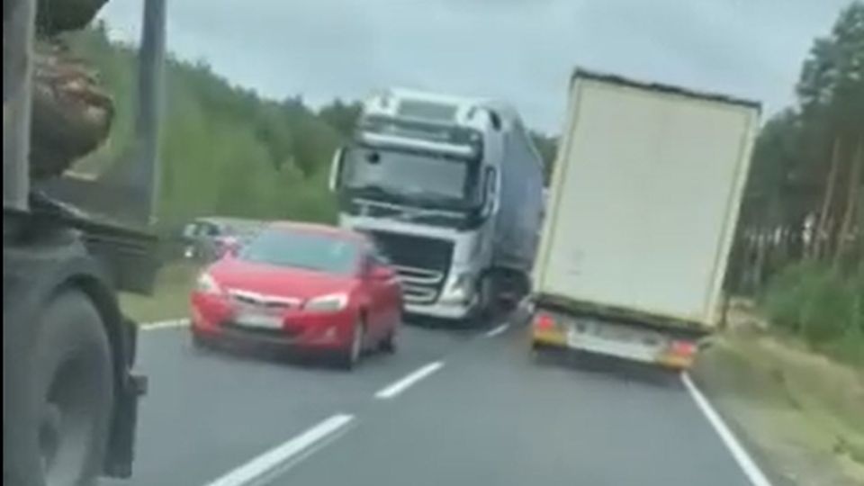 W miejscowości Cybowo, niedaleko Kalisza Pomorskiego auto osobowe zderzyło się z ciężarówką. źródło: https://www.facebook.com/Wypadki-i-po%C5%BCary-w-Zachodniopomorskim-743574172394924