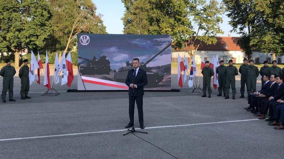 Mariusz Błaszczak podpisał umowę z przedstawicielami koreańskich firm zbrojeniowych na dostawy czołgów K2 i armatohaubic K9. źródło: https://twitter.com/MON_GOV_PL