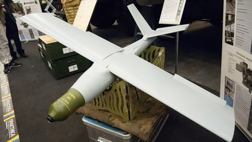 "Amunicja krążąca" to oficjalna nazwa dronów-kamikadze Warmate. Mają one kształt niewielkich samolotów ze śmigłem na ogonie i wymienną głowicą bojową. źródło: https://pl.wikipedia.org/wiki/WB_Electronics_Warmate