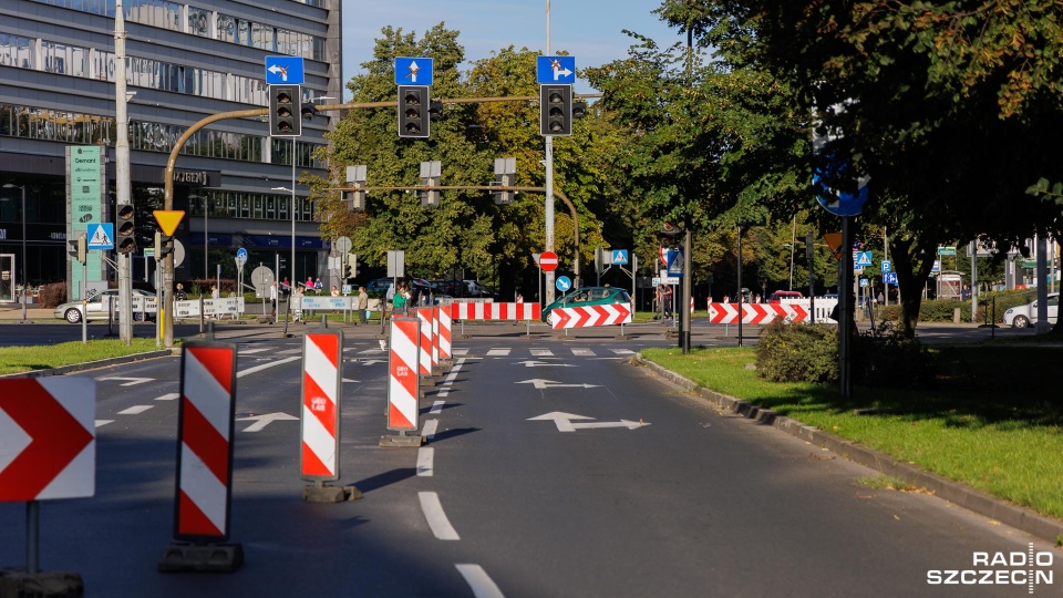 Przejazd na wprost od ulicy Rayskiego w kierunku ulicy Malczewskiego - i odwrotnie - od jutra będzie już możliwy. Fot. Robert Stachnik [Radio Szczecin]