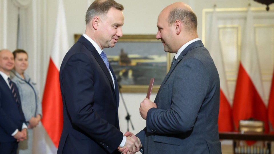 Szymon Szynkowski vel Sęk zdobył po raz pierwszy mandat poselski w wyborach parlamentarnych w 2015 roku. W trakcie VIII kadencji Sejmu był między innymi przewodniczącym polsko-niemieckiej grupy bilateralnej w Sejmie. źródło: https://twitter.com/prezydentpl. Fot. Jakub Szymczuk / KPRP